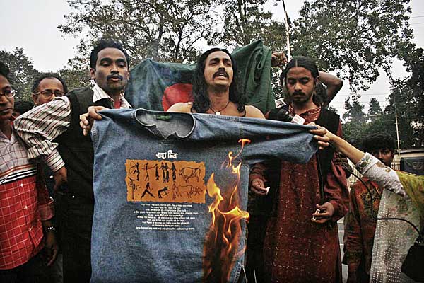 burning-shirt-in-protest-0775.jpg