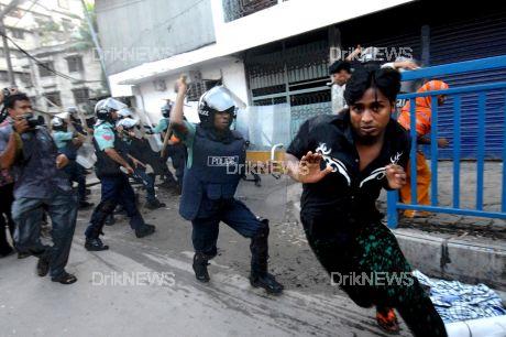 A pay dispute between the management and employees of Islam Dresses Ltd, erupted in violence when the police baton charged the demonstrators at Malibagh Chowdhuripara. The garment's workers claimed the management was not honouring a promised 100 percent bonus for the Eid festival. At least 30 people were injured in clash with police while the workers damaged 40 vehicles. Dhaka, Bangladesh. September 20 2008. R Hassan / DrikNEWS