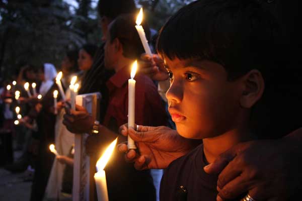 A candlelight vigil to mourn the dead in a park opposite the BDR headquarters. People of all religions offered silent prayers for the victims. 1st March. Dhaka Bangladesh. Amdadul Huq/DrikNews
