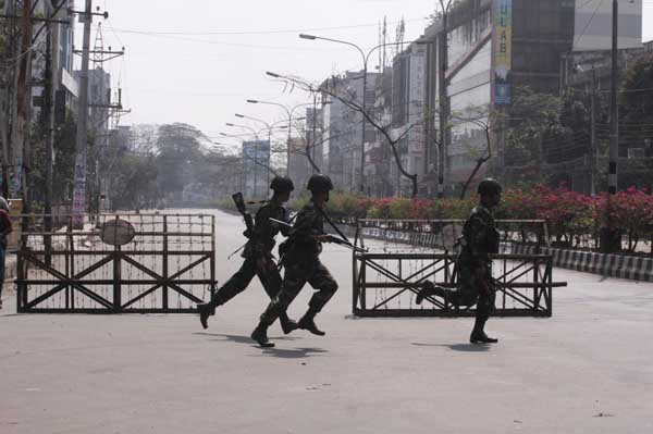 The military cordoned off parts of Dhanmondi in an effort to quell the uprising. Soldiers in Satmasjid Road. Dhanmondi. 9:30 am. 25th February 2009. Dhaka. Bangladesh. Shafiqul Islam Kajol/DrikNews