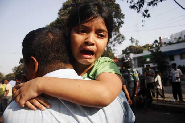 A girl just released from the BDR headquarters in Dhaka. Bangladesh. 26th February 2009. Amdadul Huq/DrikNews 